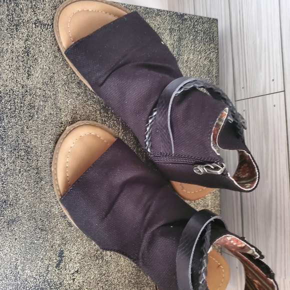 Big girls Blowfish sandals size 6 - Picture 2 of 4